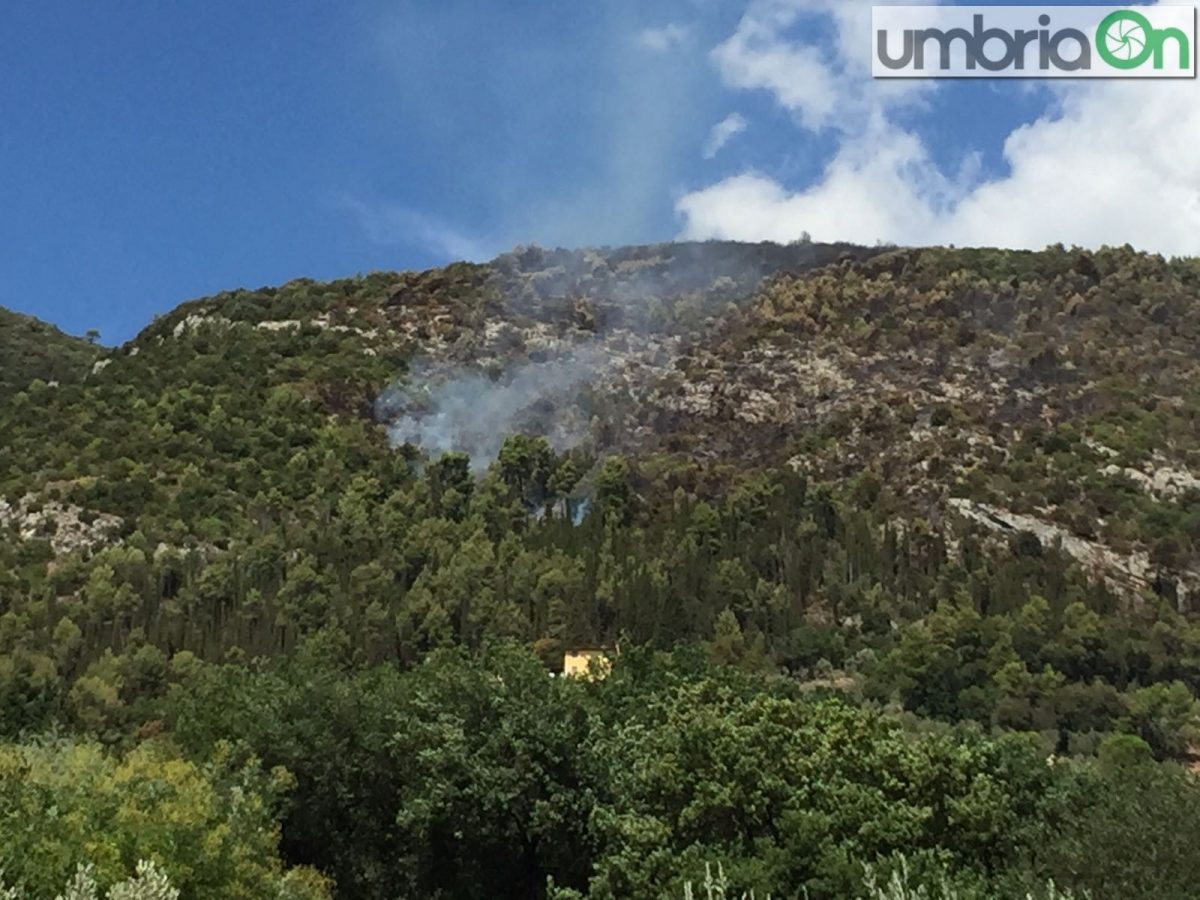 Terni Incendio Fontana Mandorla Focolaio Fumaiolo Umbriaon