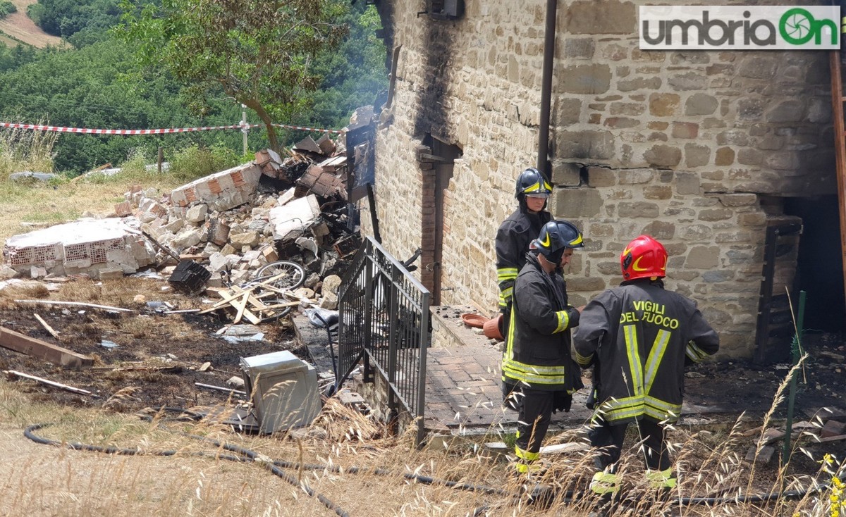 Casolare Salta In Aria Per Una Fuga Di Gas Un Morto Donna Grave