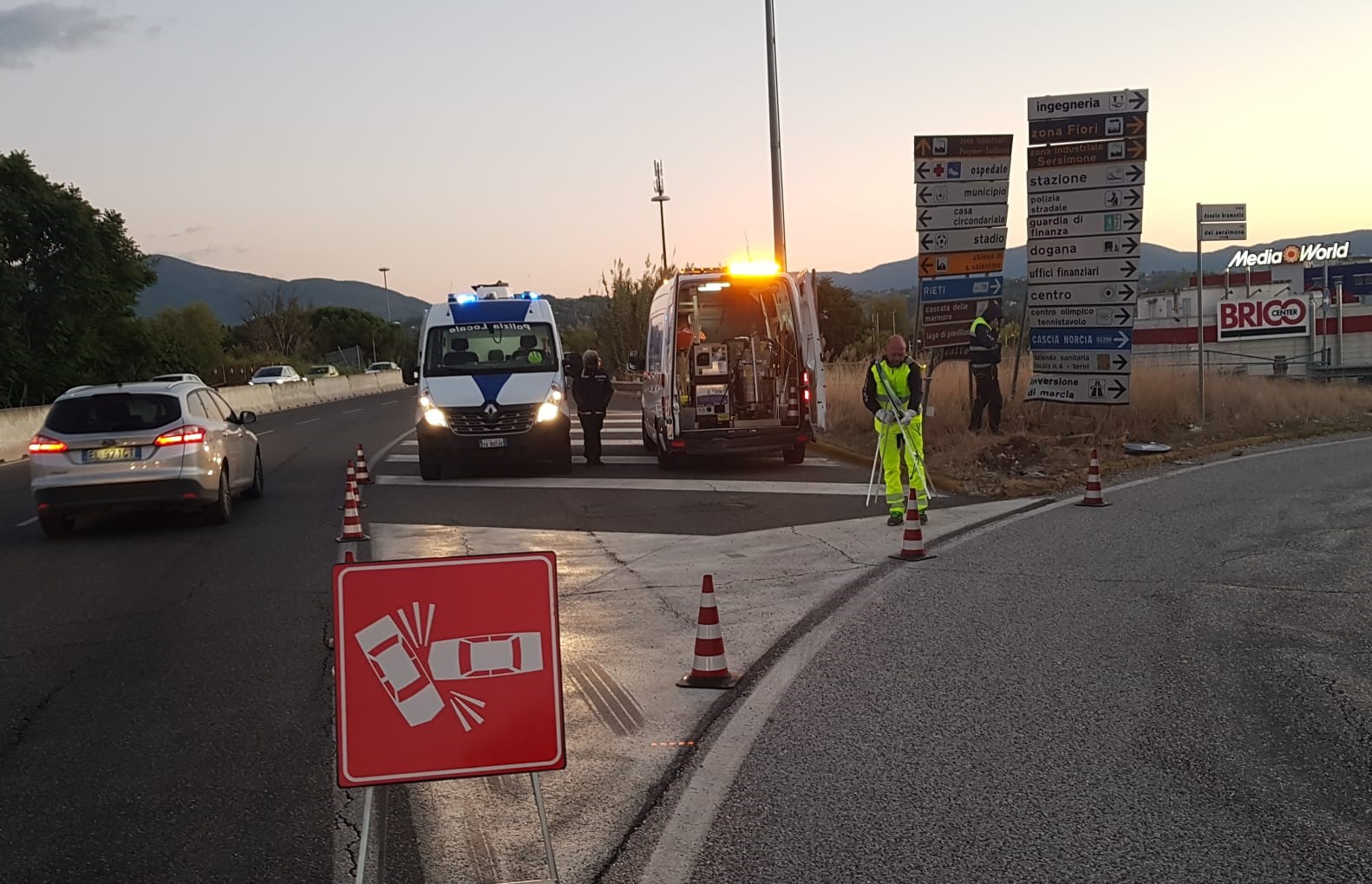 Terni Finisce Con La Porsche Contro I Cartelli Stradali Umbriaon