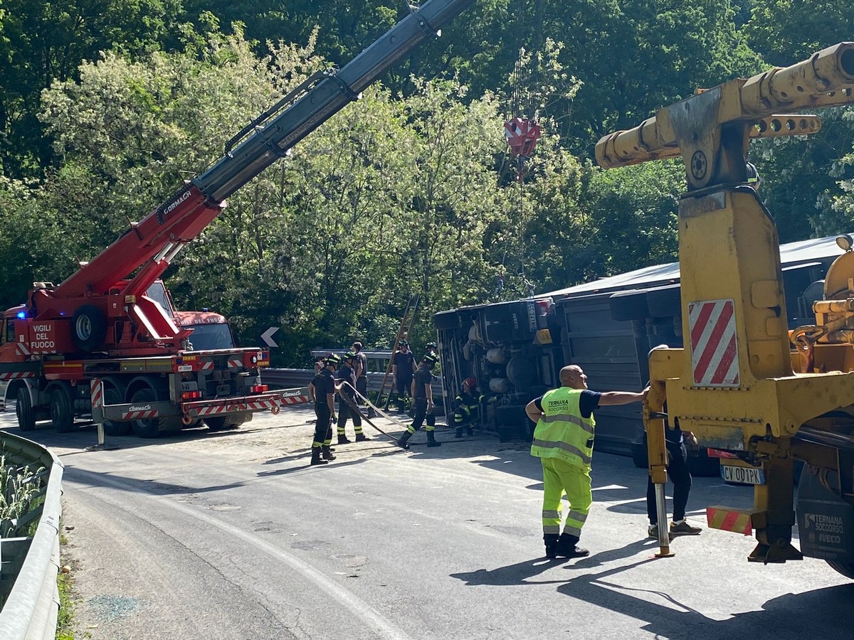 Tir Si Ribalta Fra Terni E Spoleto Un Ferito E Disagi Temporanei