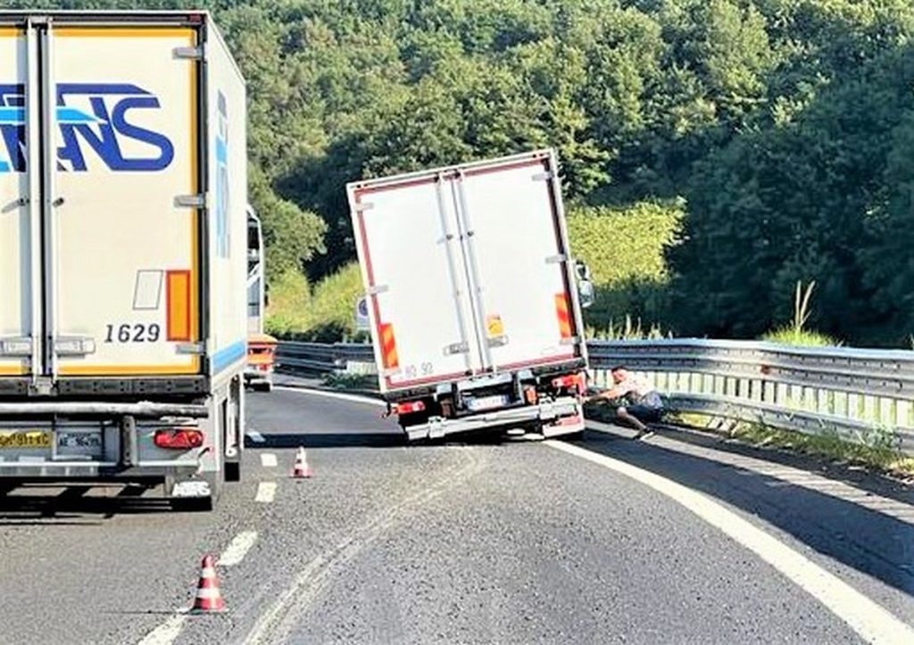 Camion Perde Le Ruote Posteriori Pericolo E Disagi Lungo LA1 UmbriaON