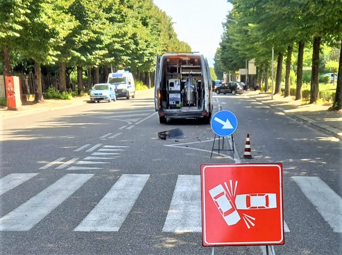 Terni Tamponamento In Viale Trento Donna E Bimba Soccorse Dal 118