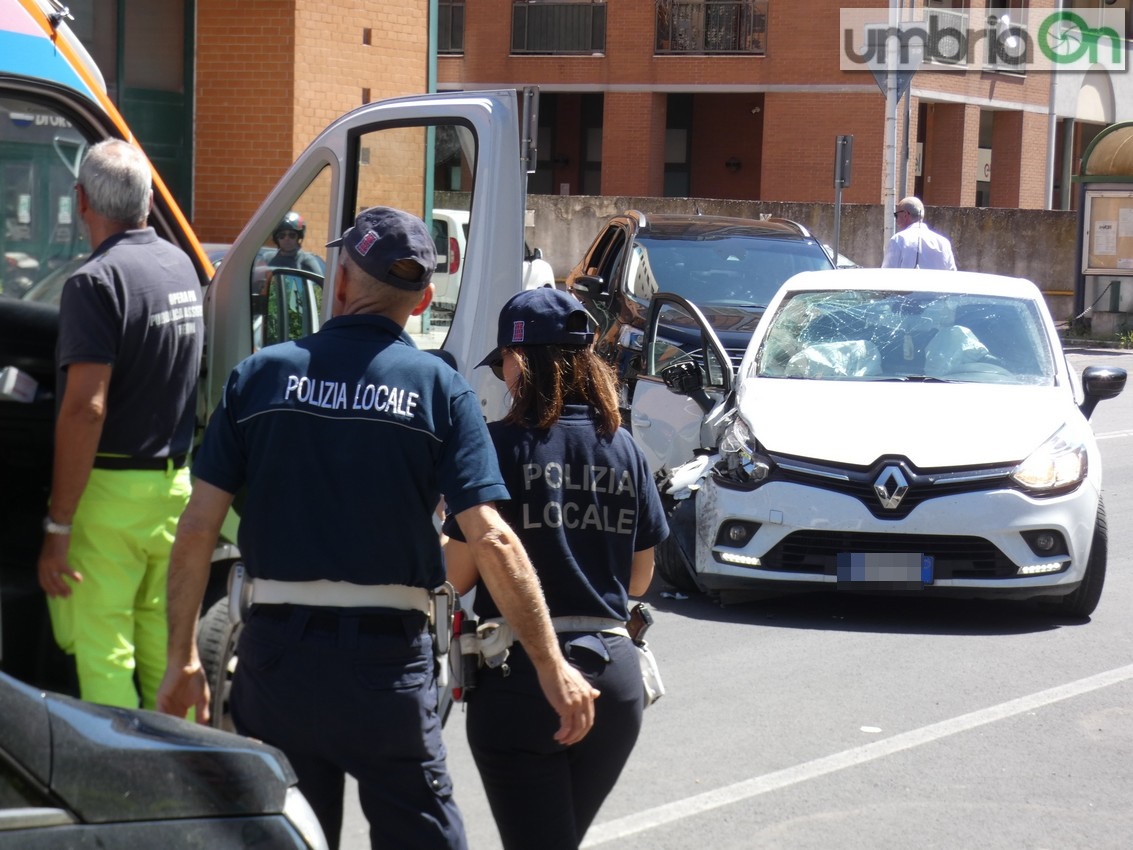 Terni Violento Impatto In Via Turati Tra Auto Umbriaon