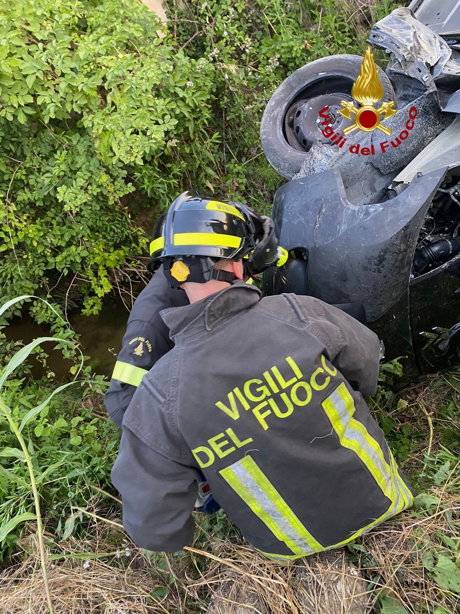 Cannara Incidente Allalba Auto Con A Bordo Tre Ragazze Finisce In Un