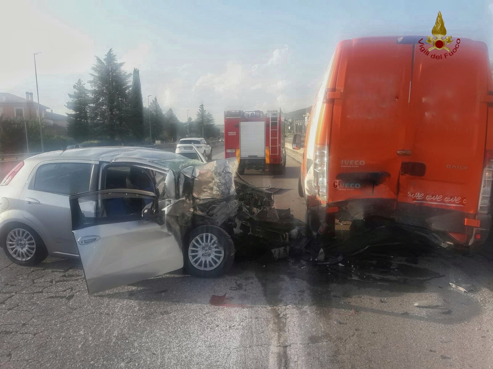 Auto Contro Furgone: Flaminia, Due Feriti | UmbriaON