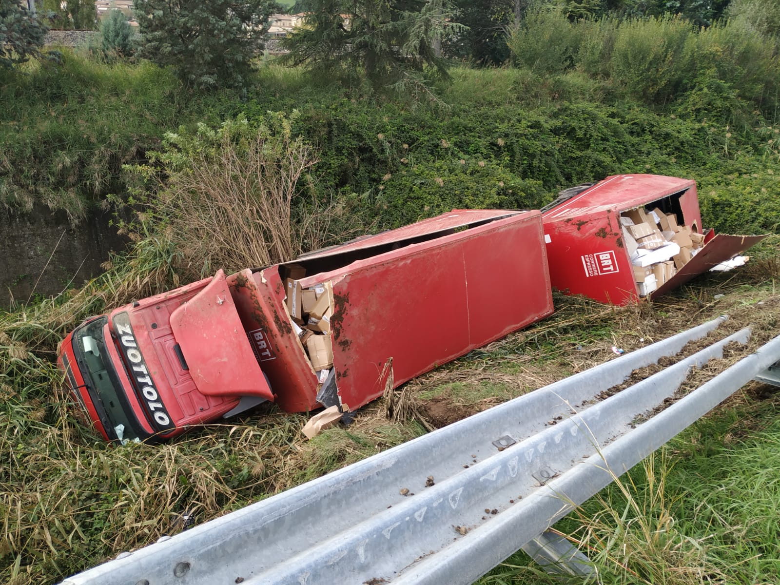 orvieto camion finisce fuori strada lungo l a1 umbriaon