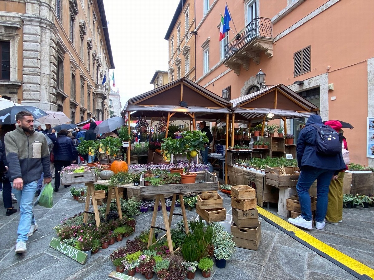 La Fiera Dei Morti A Perugia, Inaugura E Fa Subito Il ‘pieno’ | UmbriaON