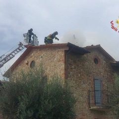 Fulmine colpisce il tetto di una casa e scoppia l’incendio