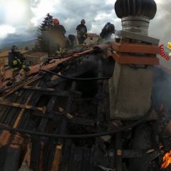 Seri danni al tetto per l’incendio alla canna fumaria: casa interdetta dal 115