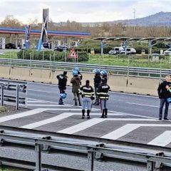 Autostrada A1 campo di battaglia per gli scontri fra ultras di Roma e