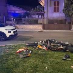 Terni: moto distrutta dopo aver tamponato un’auto. Tutti illesi