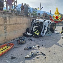 Auto ‘precipita’ nella strada adiacente: due persone ferite
