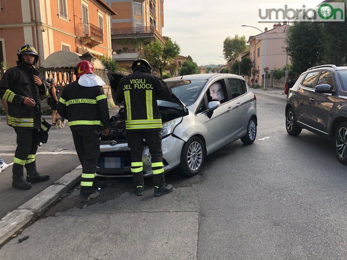 Terni Ennesimo Impatto All Incrocio Brenta Piave Soccorsi Una Donna E Il Figlio Umbriaon