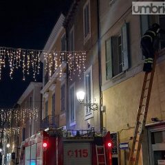 Terni, via Roma: cavo troppo basso, scatta l’intervento di polizia e vigili del fuoco