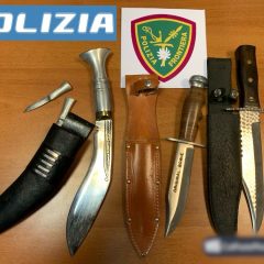 Aeroporto di Assisi, sorpresa con 5 coltelli nel bagaglio: denunciata 47enne