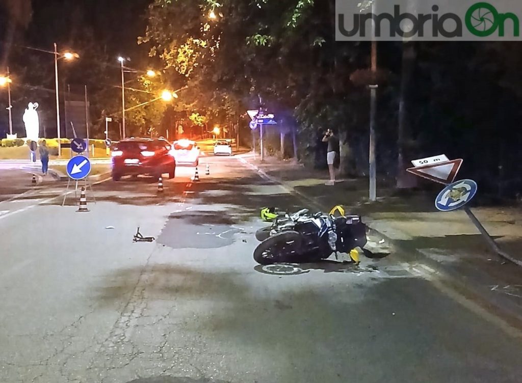 Terni Si Schiantano Con La Moto Contro Un Albero Due Giovani Gravemente Feriti Umbriaon 8846