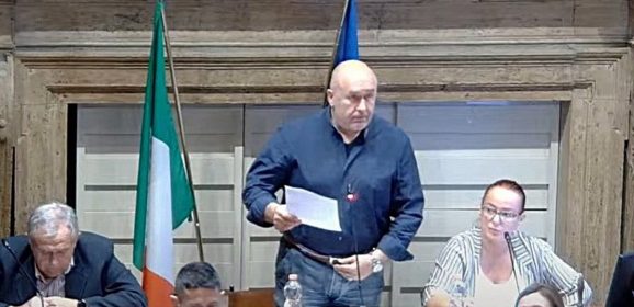 Terni, il sindaco Bandecchi fa il cane in consiglio comunale: abbaia e se ne va