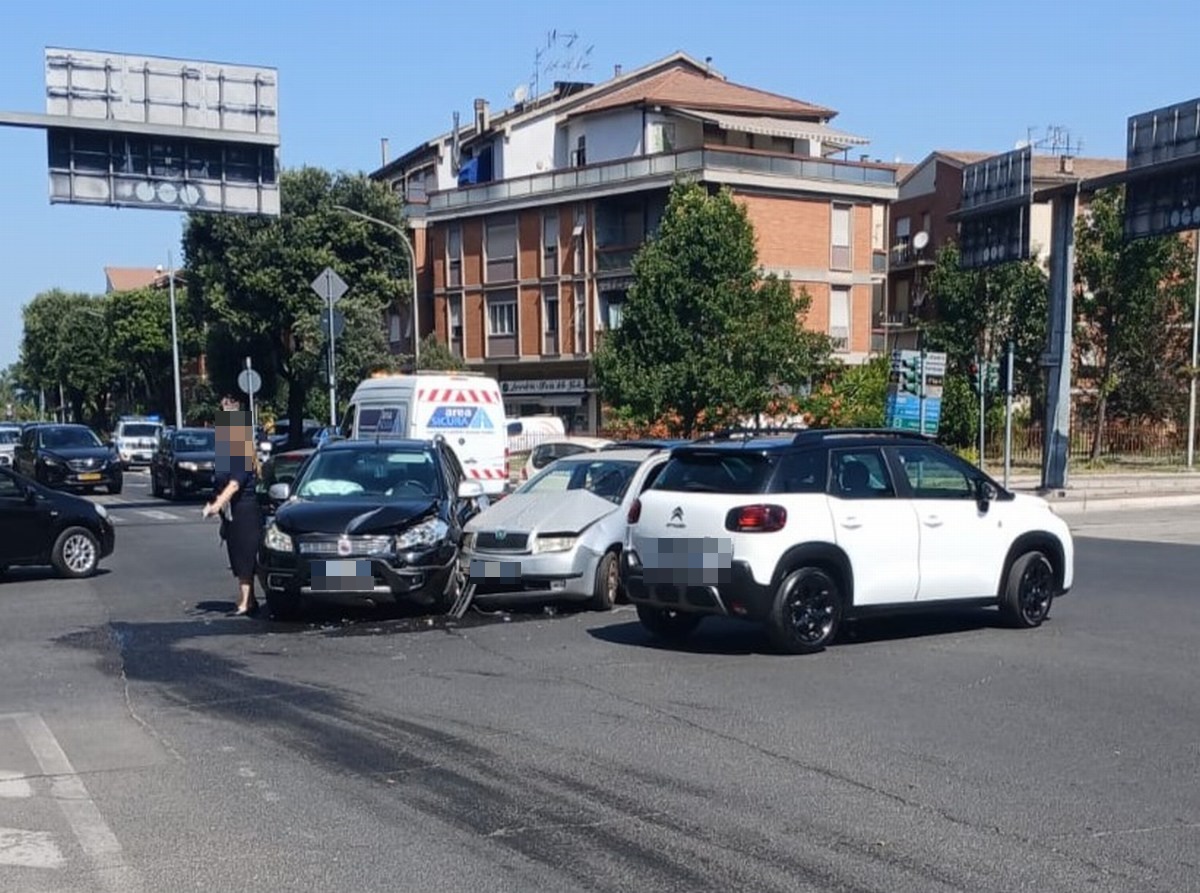 Terni Scontro Fra Auto Allincrocio Semaforico Una Donna In Ospedale